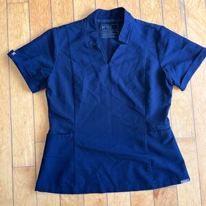 FIGS Technical Collection Scrub Top – Navy, Size Medium